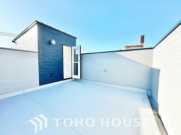 通風・採光に優れ、心地よい光と風があふれています。優しい陽射しが差し込むバルコニーとなっております。