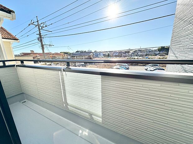 その豊かな眺望にふさわしい空間には、通風・採光にも優れ、心地よい光と風があふれています。