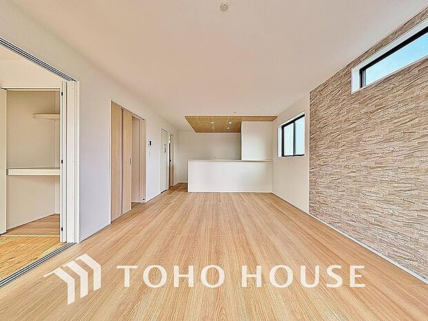 リビング・キッチン・洗面所がワンフロアにそろっている、家事動線の良い造りでご用意されました。ご家族が自然と集まり、お互いを労える優しさある空間。快適の為の“こだわり”が詰まった設計がされています。