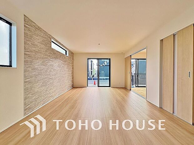 全号棟LDKは16帖以上と広々ご用意。大きな窓が南東側に造られ、明るさに包まれています。内装がホワイトを基調としており、光を反射するレフ効果で開放感が生まれ、より広さを感じる空間に仕上がりました。。