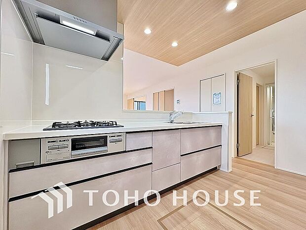 キッチンには浄水器内蔵シャワー混合栓、3口コンロ、スリム型レンジフードなどの最新設備が整えられました。普段の作業になりがちなお料理が少しでも楽しく、少しでも効率良いものとなるよう想った優しい設計。