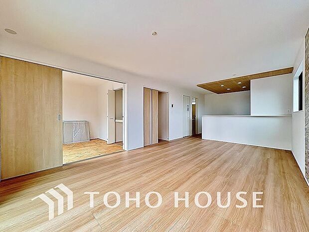 ＬＤＫに隣接した和室を全号棟にご用意。扉を全開にするとＬＤＫと併せた1部屋になったような大空間へと変わります。ライフスタイルに合わせて柔軟に使えるので、子育て世代にも人気の高い造りです。