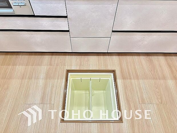 キッチン下部に設けた床下収納は、缶詰のストックや非常食、梅酒や味噌などの保存食入れとしての他、卓上プレートや季節家電などの物を仕舞うことが出来る便利な収納。