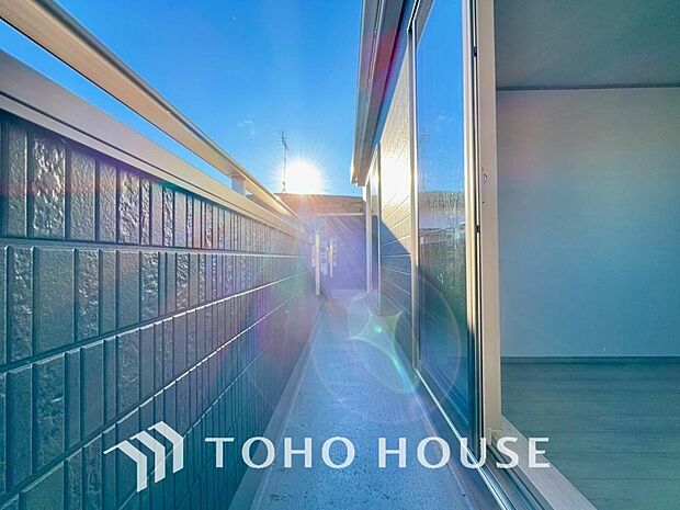 通風・採光に優れ、心地よい光と風があふれています。優しい陽射しが差し込むバルコニーとなっております。