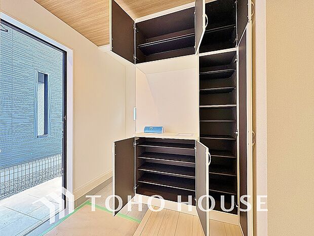 温かみのある色合いでデザインされた玄関は、優しい雰囲気です。帰りたくなる、安息の住まいです。