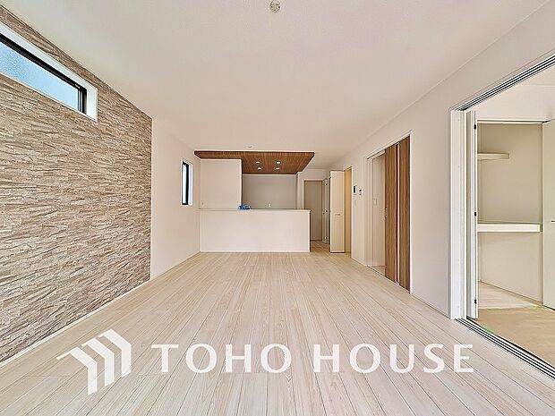 リビング・キッチン・洗面所がワンフロアにそろっている、家事動線の良い造りでご用意されました。ご家族が自然と集まり、お互いを労える優しさある空間。快適の為の“こだわり”が詰まった設計がされています。