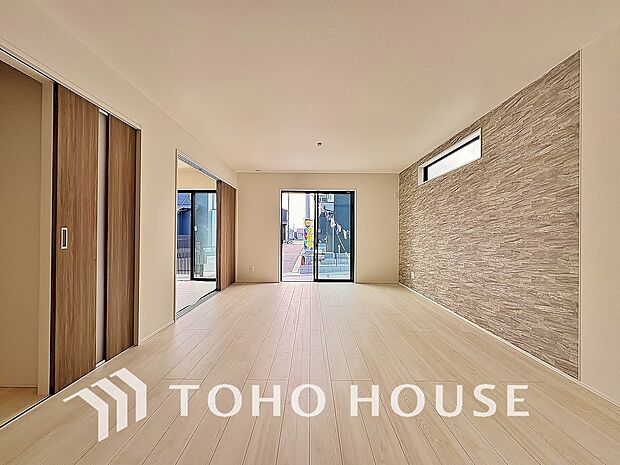 全号棟LDKは16帖以上と広々ご用意。大きな窓が南東側に造られ、明るさに包まれています。内装がホワイトを基調としており、光を反射するレフ効果で開放感が生まれ、より広さを感じる空間に仕上がりました。。