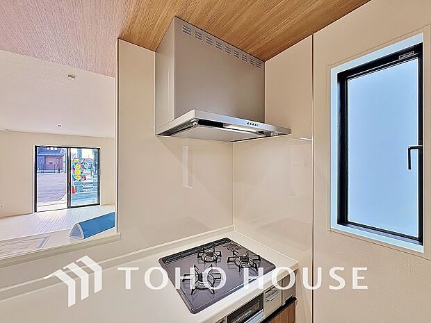 最新のレンジフードは静音性や省エネ性能が向上しデザインもスタイリッシュ。効率的な換気で料理を快適に。