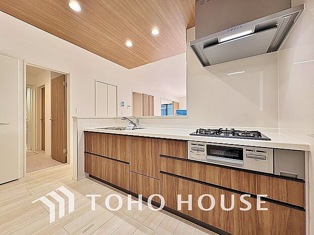 キッチンには浄水器内蔵シャワー混合栓、3口コンロ、スリム型レンジフードなどの最新設備が整えられました。普段の作業になりがちなお料理が少しでも楽しく、少しでも効率良いものとなるよう想った優しい設計。