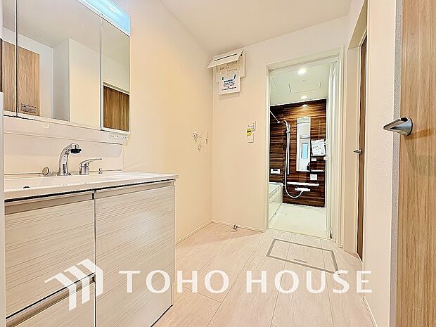 収納もさる事ながら、朝の慌ただしい時間もホテルライクなスペースで余裕とゆとりを感じて頂けます。