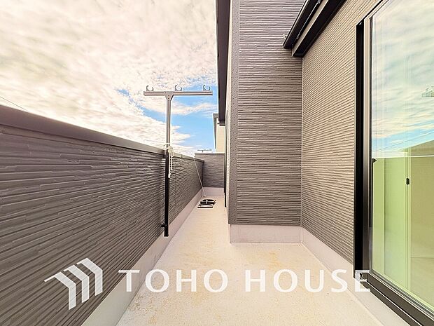 頬をなでる優しい風を感じることが出来るバルコニー。つい深呼吸をしたくなる気持ちの良い眺望です。