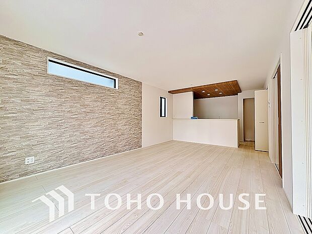 ＬＤＫに隣接した和室を全号棟にご用意。扉を全開にするとＬＤＫと併せた1部屋になったような大空間へと変わります。ライフスタイルに合わせて柔軟に使えるので、子育て世代にも人気の高い造りです。