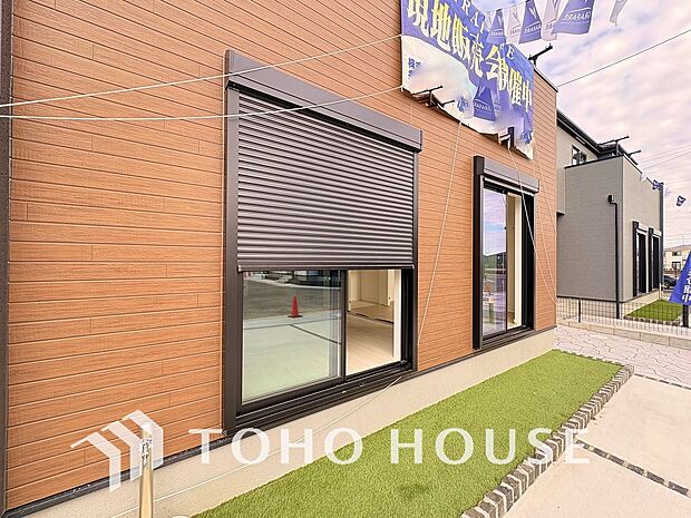 戸建にも防犯機能シャッターを完備しております。寒い冬でも中から開閉が可能ですのでラクラクな所も便利です。