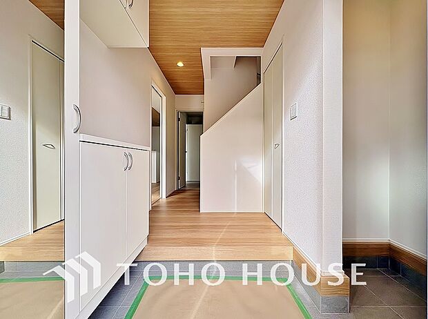 温かみのある色合いでデザインされた玄関は、優しい雰囲気です。帰りたくなる、安息の住まいです。