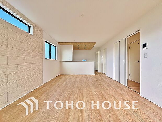 全号棟LDKは16帖以上と広々ご用意。大きな窓が南東側に造られ、明るさに包まれています。内装がホワイトを基調としており、光を反射するレフ効果で開放感が生まれ、より広さを感じる空間に仕上がりました。。