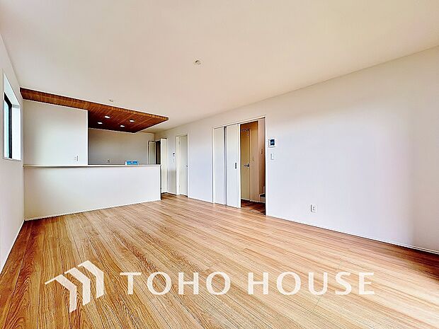 キッチンには浄水器内蔵シャワー混合栓、3口コンロ、スリム型レンジフードなどの最新設備が整えられました。普段の作業になりがちなお料理が少しでも楽しく、少しでも効率良いものとなるよう想った優しい設計。