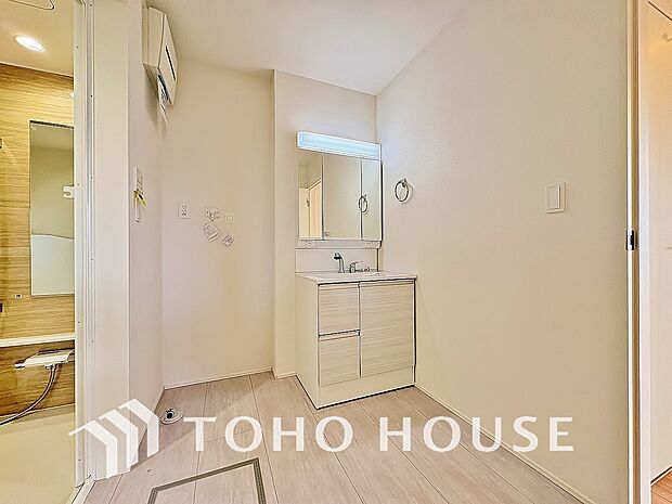 ドラム式の洗濯機を配置しても十分なスペースを確保した洗面所はゆとりある広さの設計となっております。