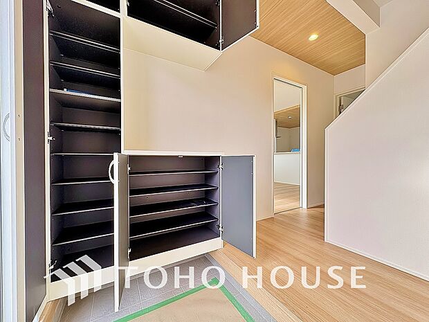 人を迎え入れる最初の場所だからこそ、清潔感が大事。ゆとりあるシューズインクロークも設置しました。