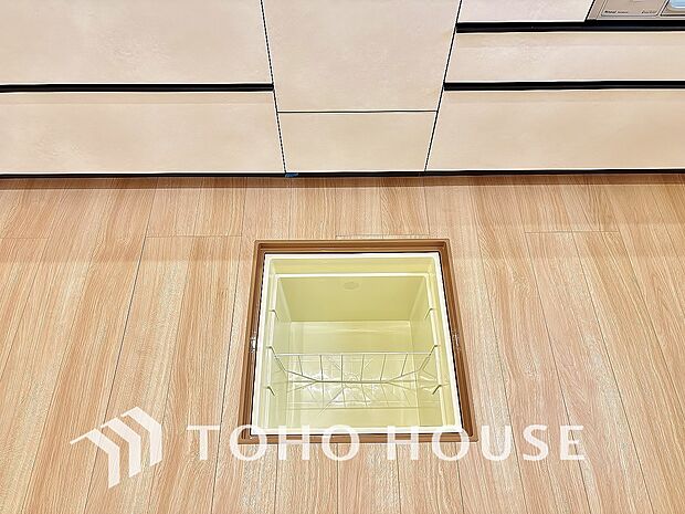 キッチン下部に設けた床下収納は、缶詰のストックや非常食、梅酒や味噌などの保存食入れとしての他、卓上プレートや季節家電などの物を仕舞うことが出来る便利な収納。