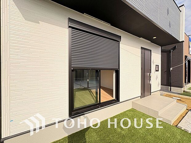 戸建にも防犯機能シャッターを完備しております。寒い冬でも中から開閉が可能ですのでラクラクな所も便利です。