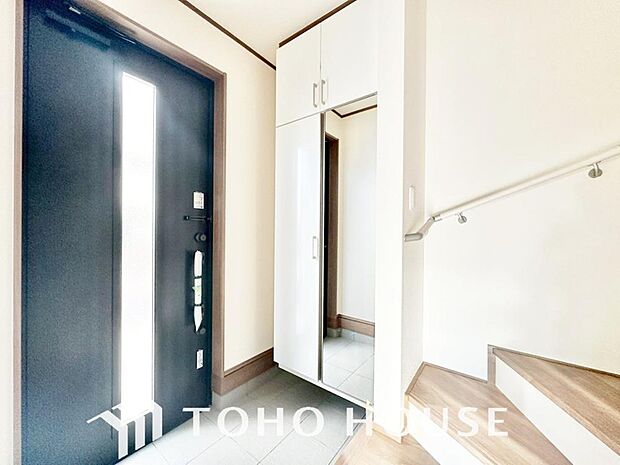 毎日みんなを見送り、そして迎え入れる場所だから。帰りたくなる家をテーマに設計した、自慢の玄関です。