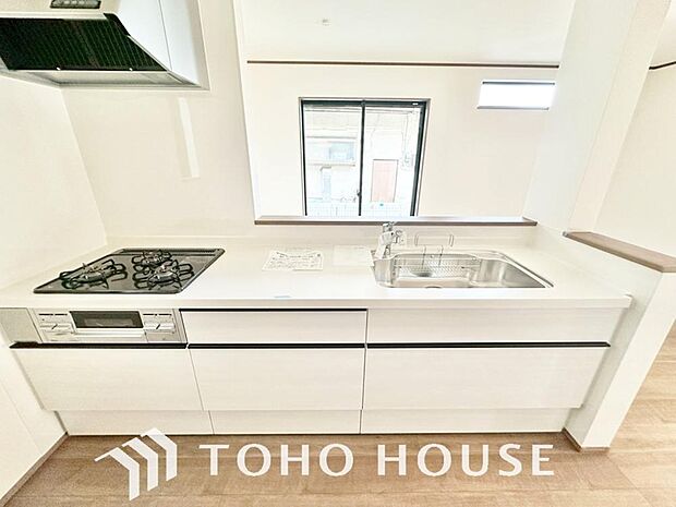 キッチンの収納は、デッドスペースになりやすい箇所を有効活用できる、スライド式収納を採用しました。