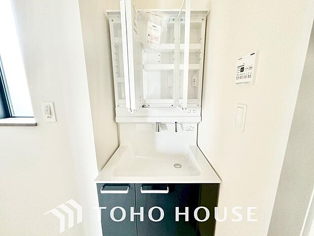 お家の中でも特にプライベートスペースとなる洗面所は、洗濯場所と浴室を同じ空間でまとめております。