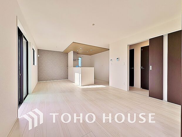 全号棟LDKは16帖以上と広々ご用意。大きな窓が南東側に造られ、明るさに包まれています。内装がホワイトを基調としており、光を反射するレフ効果で開放感が生まれ、より広さを感じる空間に仕上がりました。。