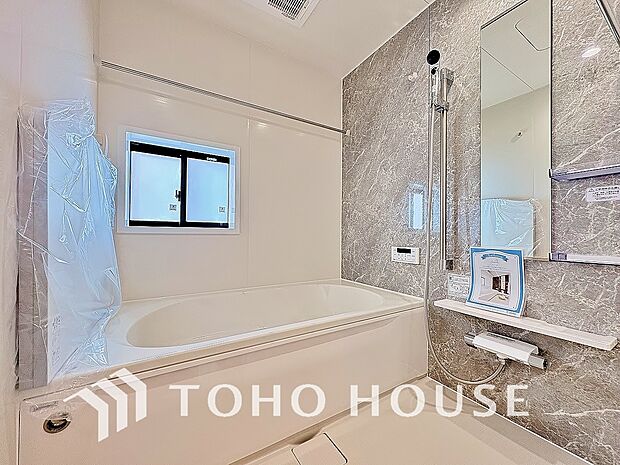 落ち着いた雰囲気のバスルーム。一日に疲れをゆったりと癒すプライベートな空間になりそうです。