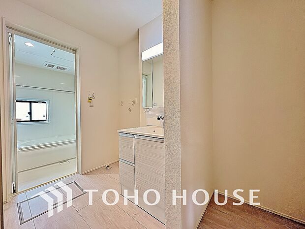 ドラム式の洗濯機を配置しても十分なスペースを確保した洗面所はゆとりある広さの設計となっております。