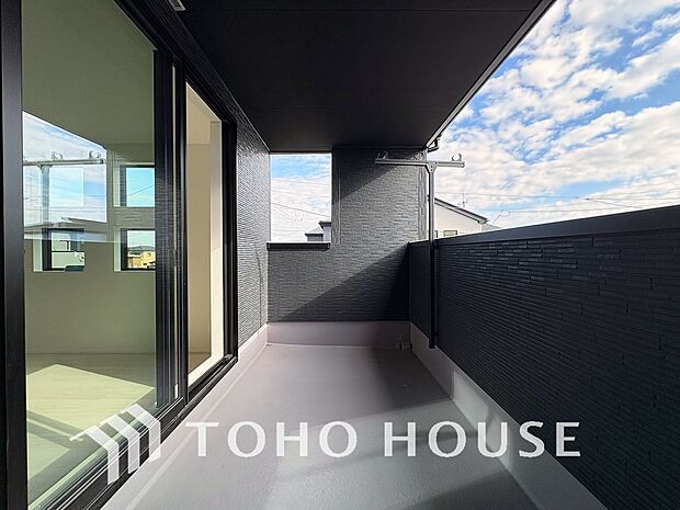 頬をなでる優しい風を感じることが出来るバルコニー。つい深呼吸をしたくなる気持ちの良い眺望です。