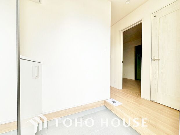 人を迎え入れる最初の場所だからこそ、清潔感がある空間にして頂ける様シューズボックスを設置しました。