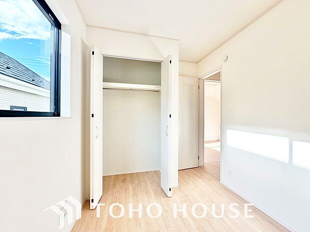 建物内部の収納には拘りました。共有部分に設けた収納。お荷物が多い方にも安心です。