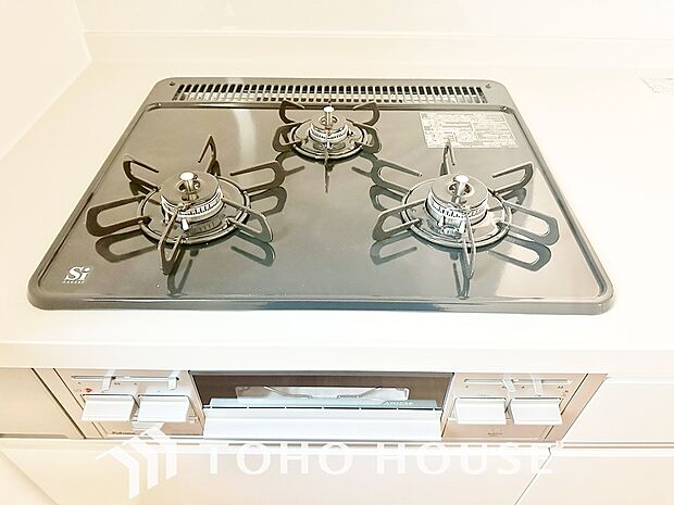 3口コンロは一度に複数のお料理を作ることができるメリットがあります。毎日のキッチンタイムを効率よく。