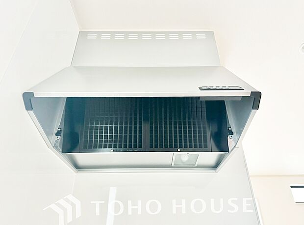 昨今主流のスリムタイプのレンジフード。スタイリッシュな見た目からインテリアとしても人気がある型です。