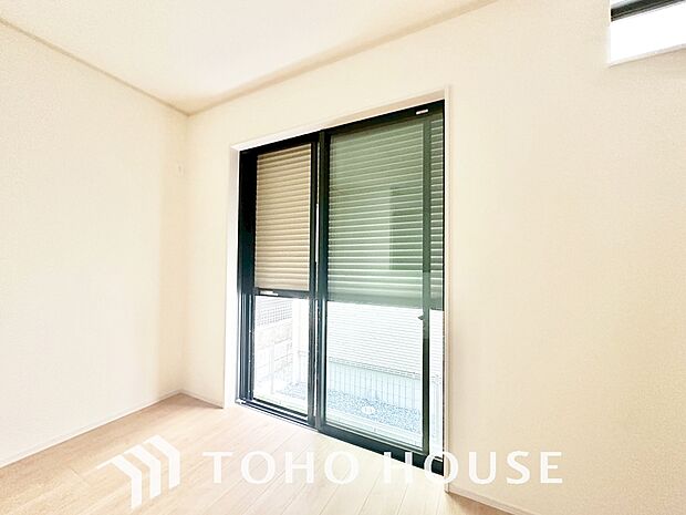 戸建にも防犯機能のシャッターを完備しております。寒い冬でも中から開閉が可能ですのでラクラクな所も便利です。