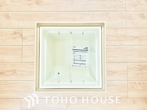 キッチン下部に設けた床下収納。缶詰のストックや非常食、梅酒や味噌などの保存食入れとして利用可です。