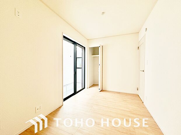 清潔感あるホワイトの壁紙と温もり溢れるカラーの床材が見事に調和した本邸宅。