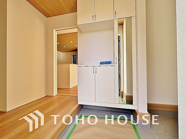 温かみのある色合いでデザインされた玄関は、優しい雰囲気です。帰りたくなる、安息の住まいです。