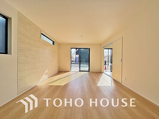 リビング・キッチン・洗面所がワンフロアにそろっている、家事動線の良い造りでご用意されました。ご家族が自然と集まり、お互いを労える優しさある空間。快適の為の“こだわり”が詰まった設計がされています。