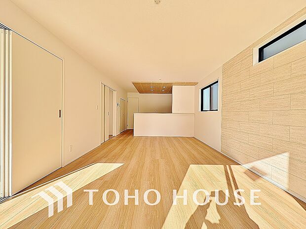 全号棟LDKは16帖以上と広々ご用意。大きな窓が南東側に造られ、明るさに包まれています。内装がホワイトを基調としており、光を反射するレフ効果で開放感が生まれ、より広さを感じる空間に仕上がりました。。