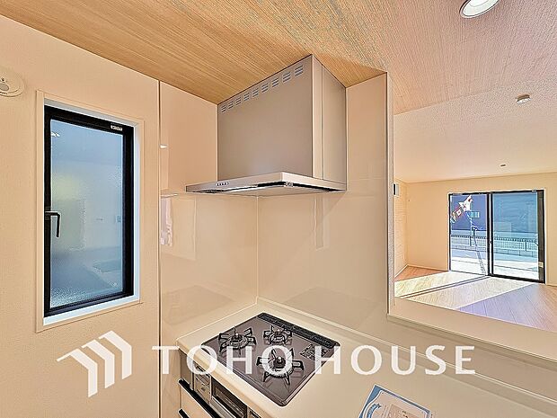 最新のレンジフードは静音性や省エネ性能が向上しデザインもスタイリッシュ。効率的な換気で料理を快適に。