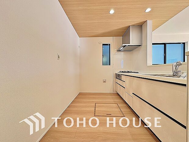 ポップアップ天井を採用したカフェスタイルキッチン。空間を惹き立てるアクセントクロスの美しさ、作業スペースの確保からお料理の受け渡しまでらくらくの機能性を兼ね備えた、魅力たっぷりの設計がされました。