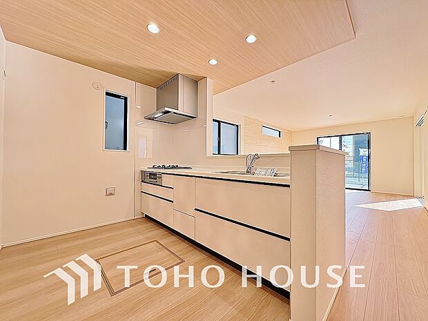 キッチンには浄水器内蔵シャワー混合栓、3口コンロ、スリム型レンジフードなどの最新設備が整えられました。普段の作業になりがちなお料理が少しでも楽しく、少しでも効率良いものとなるよう想った優しい設計。