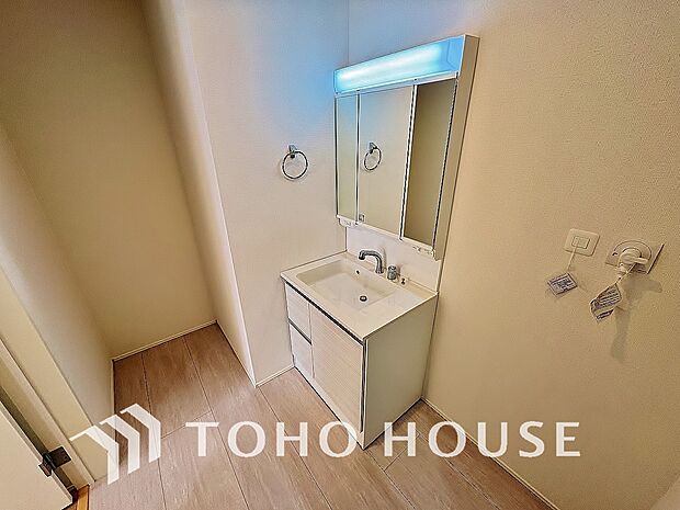 ドラム式の洗濯機を配置しても十分なスペースを確保した洗面所はゆとりある広さの設計となっております。