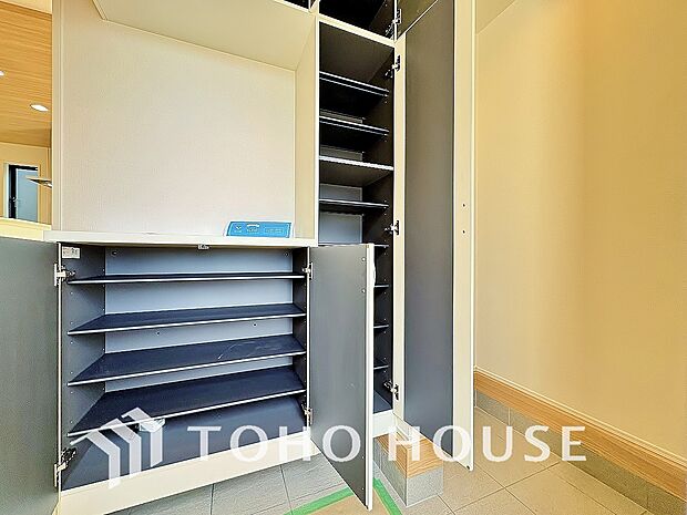 人を迎え入れる最初の場所だからこそ、清潔感ある空間にして頂ける様シューズボックスを設置しました。