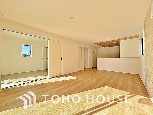 ＬＤＫに隣接した和室を全号棟にご用意。扉を全開にするとＬＤＫと併せた1部屋になったような大空間へと変わります。ライフスタイルに合わせて柔軟に使えるので、子育て世代にも人気の高い造りです。