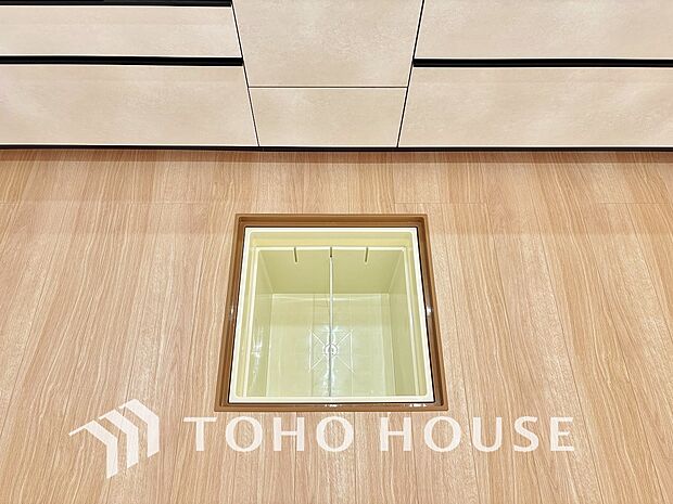 キッチン下部に設けた床下収納は、缶詰のストックや非常食、梅酒や味噌などの保存食入れとしての他、卓上プレートや季節家電などの物を仕舞うことが出来る便利な収納。