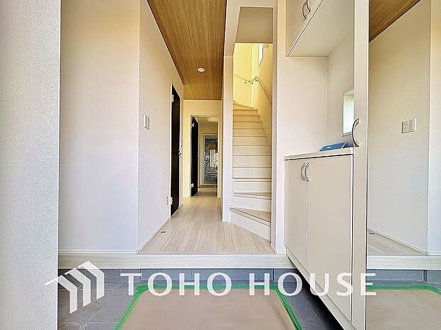 温かみのある色合いでデザインされた玄関は、優しい雰囲気です。帰りたくなる、安息の住まいです。