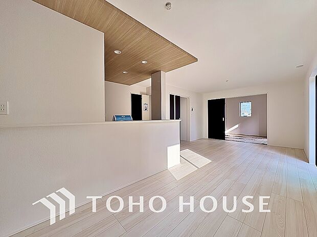 全号棟LDKは16帖以上と広々ご用意。大きな窓が南東側に造られ、明るさに包まれています。内装がホワイトを基調としており、光を反射するレフ効果で開放感が生まれ、より広さを感じる空間に仕上がりました。。